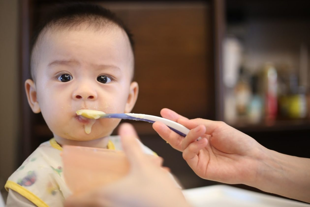 L’alimentazione corretta per il bambino,  dalla nascita fino a un anno di vita